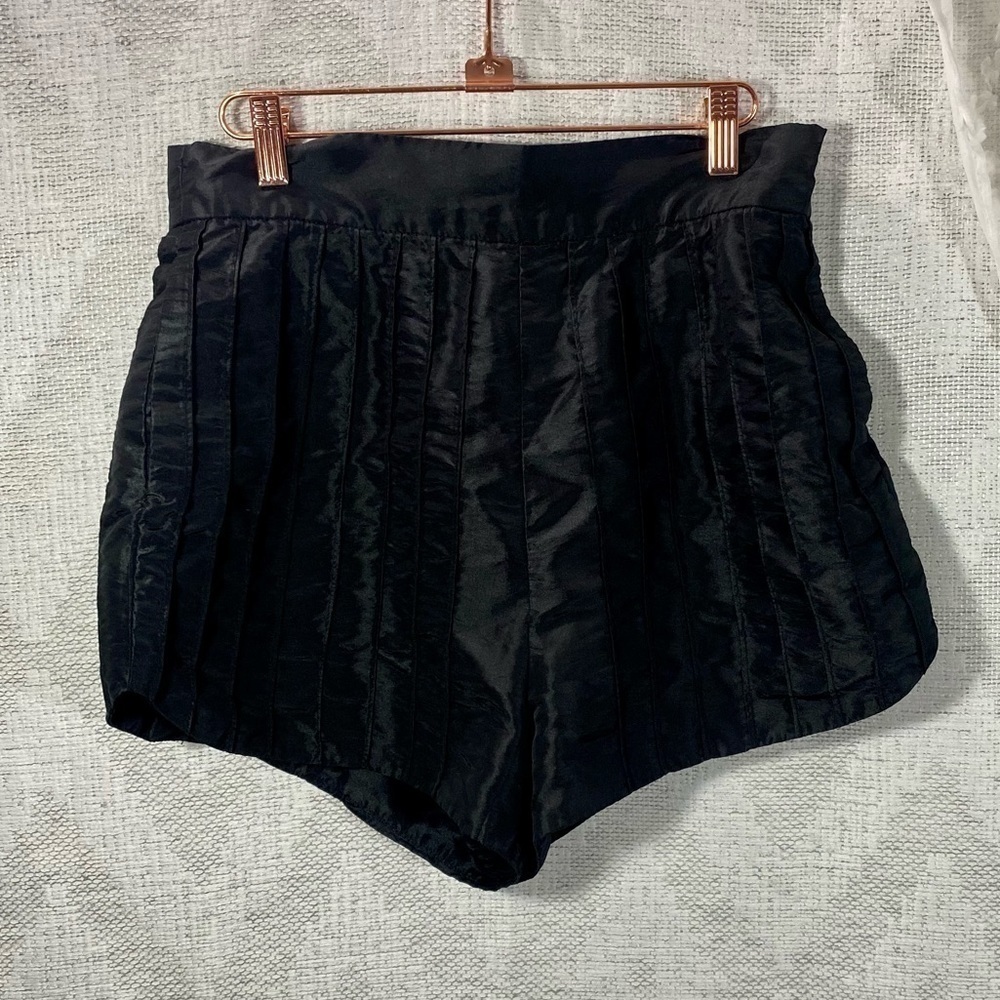 Twelve by Twelve black pleated shorts size 6